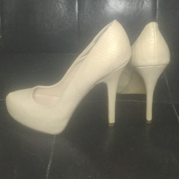 Ladies Heels - Picture 2 of 2